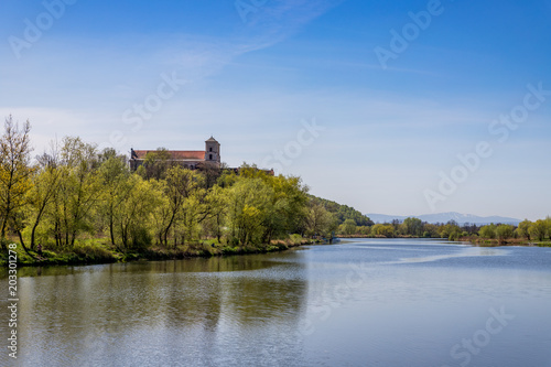 L'Abbaye de Tyniec vue depuis un bateau sur Le Vistule
