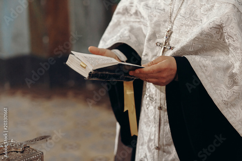 ksiadz-czyta-swieta-biblie-podczas-ortodoksyjnej-ceremonii-slubnej