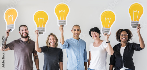 Foto Peopl with lightbulb icon