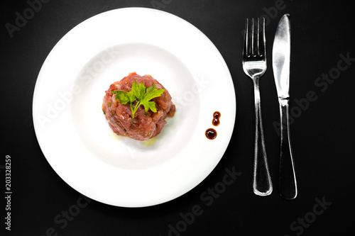 A delicious tartare of fresh Mediterranean tuna. Seasoned with extra virgin olive oil, chives, parsley and a few drops of orange juice.