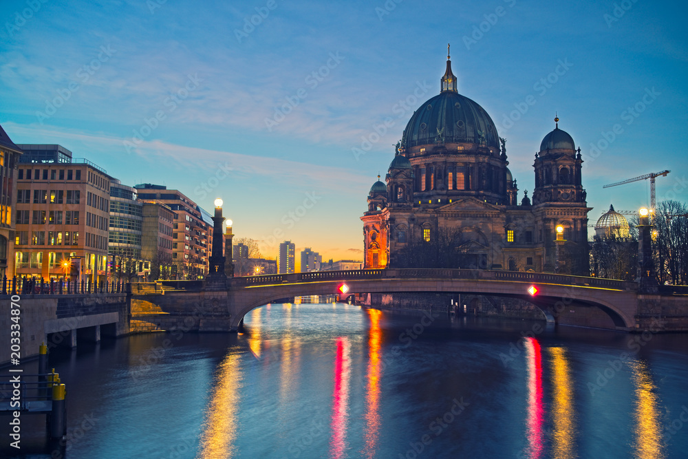 Fototapeta premium Berlin Cathedral on Spree river at night, Berlin, Germany