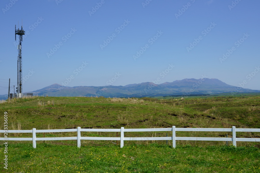 Fototapeta premium 熊本県の阿蘇山 5月の阿蘇高原の風景