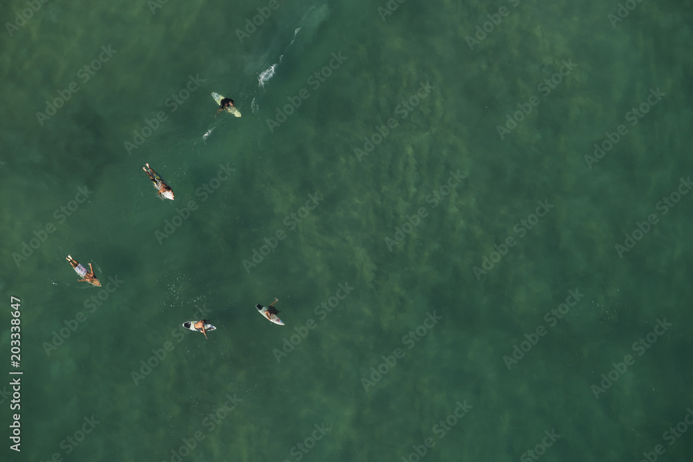 Zenital de ondas marítimas e águas cristalinas Zenital de ondas marítimas e águas cristalinas