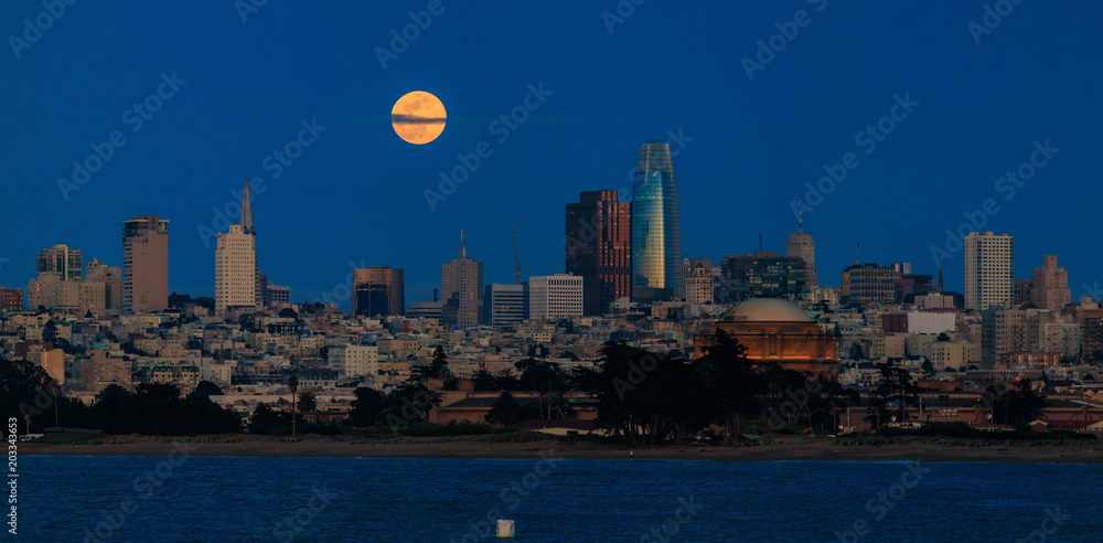 Fototapeta premium Panorama of moonrise above San Francisco Downtown viewed from Marina District
