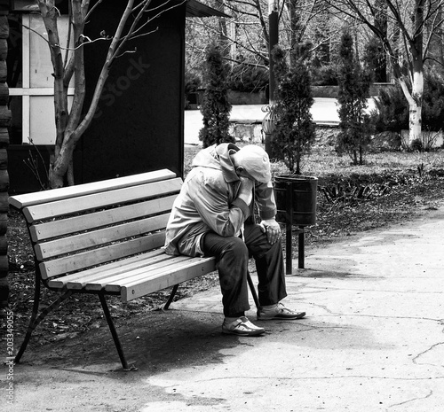 Quadro em tela a man sits on a bench
