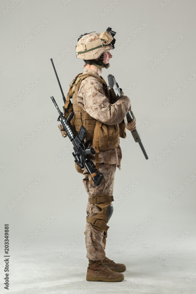 Obraz premium Soldier in camouflage holding rifle