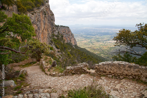 Blick vom Wanderweg zum Castell Alaro im Tramuntanagebirge auf Mallorca