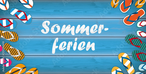 Sommerferien Bunte Flipflops auf blauem Holzsteg