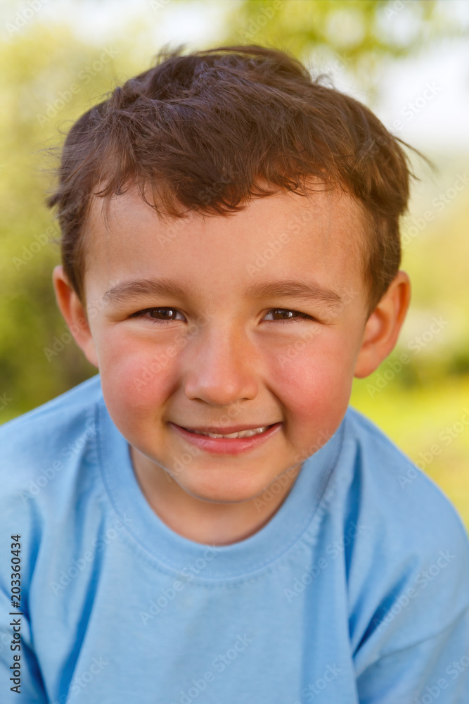 Kind kleiner Junge Portrait Gesicht lachen Hochformat draußen Frühling Kind kleiner Junge Portrait Gesicht lachen Hochformat draußen Frühling