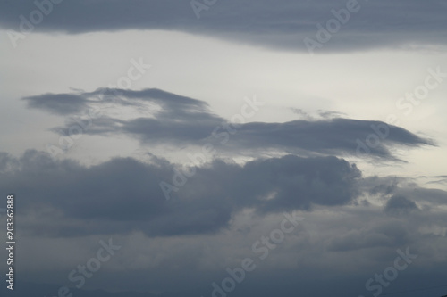 空と雲「空想・雲のモンスター（現れはじめたドラゴンなどのイメージ）」不安定、不吉などのイメージ