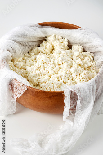Obraz na płótnie Preparation fresh cottage cheese with cheesecloth in wooden bowl w salonie