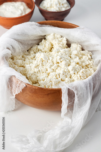 Obraz na płótnie Preparation fresh cottage cheese with cheesecloth in wooden bowl w salonie