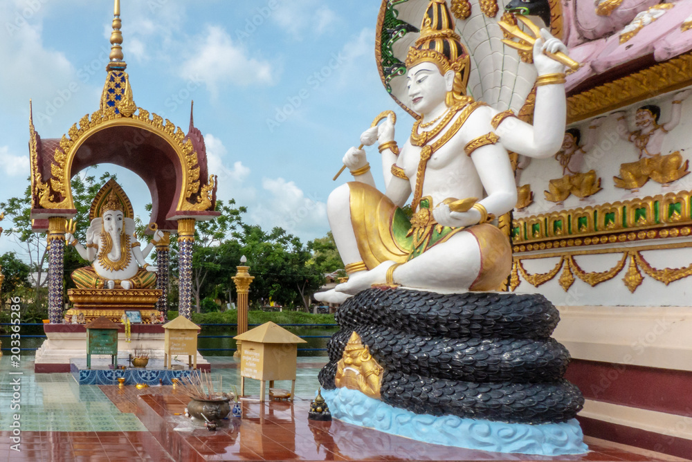 Fototapeta premium Guan Yin und Ganesha, Tempelanlage Wat Plai Laem (Samui, Thailand)