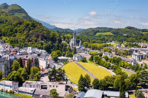 Cuadro en lienzo View of the city Lourdes - the Sanctuary of Our Lady of Lourdes, the Hautes-Pyre