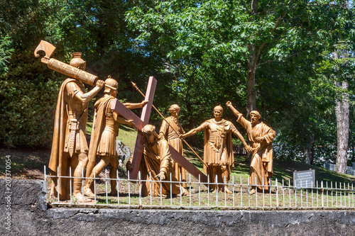 Photo The sculptural composition of the episode of the ascent of Jesus Christ to Calva