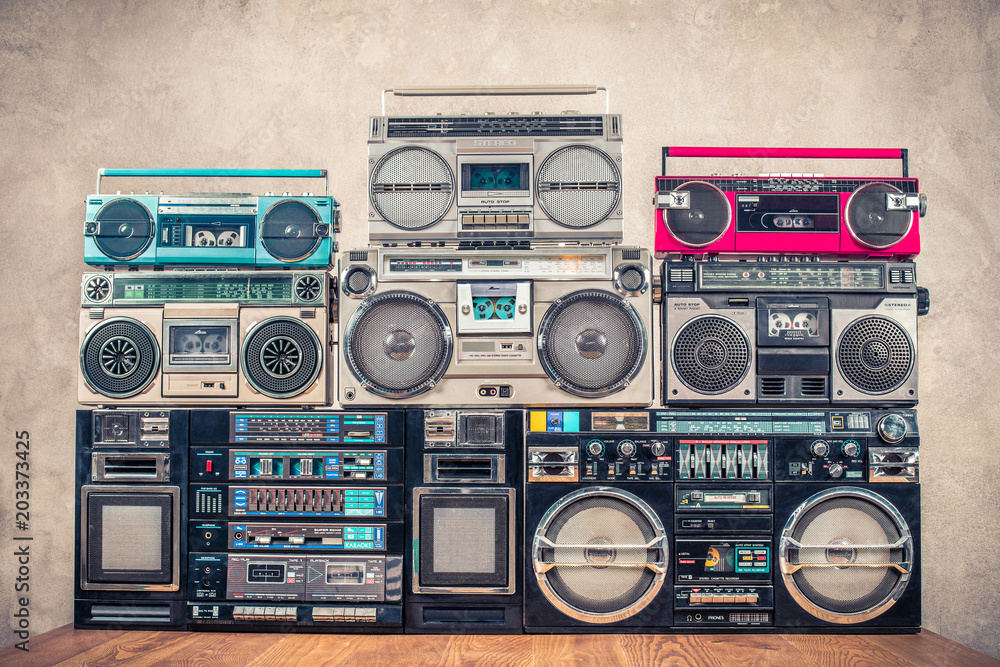 Fototapeta premium Retro old school design getto blaster stereo radio kasety magnetofony boombox wieża z przodu z betonowej ściany z lat 80. XX wieku. Filtrowane zdjęcie w stylu Vintage Instagram