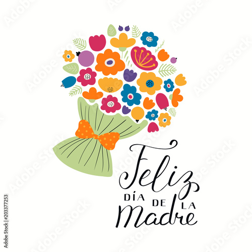 Hand written lettering quote Happy Mothers Day in Spanish, Feliz dia de la madre, with a bouquet flowers. Isolated on white background. Vector illustration. Design concept for banner, greeting card.