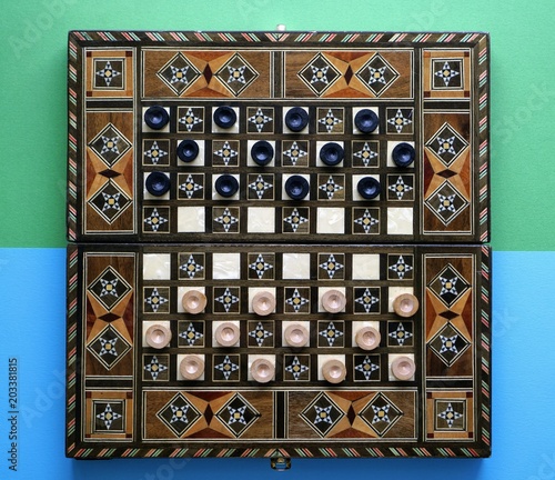 инкрустированная доска для игры в шашки