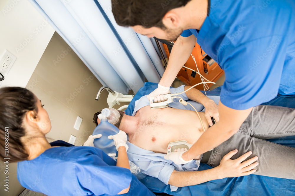 Obraz premium Carrying out CPR treatment