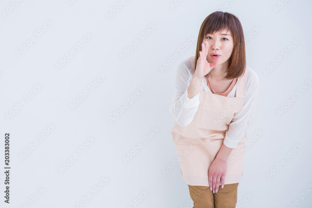 なにかを伝えるエプロン姿の女性
なにかを伝えるエプロン姿の女性