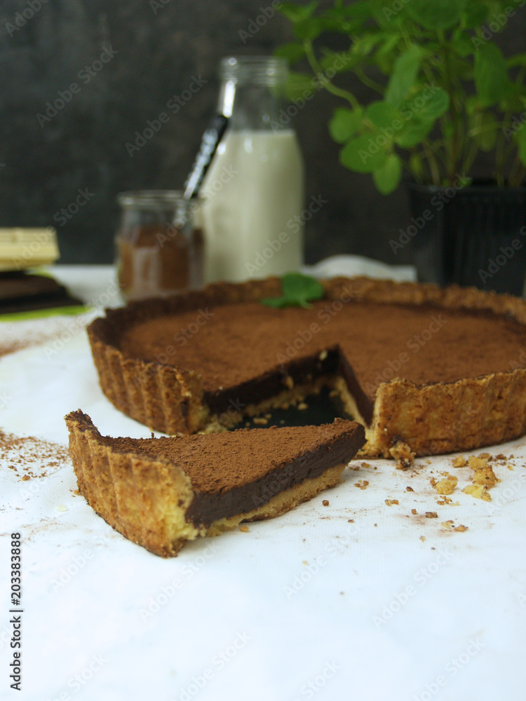 Φωτογραφία Tarta czekoladowa na kruchym spodzie, ciasto z czekoladą i kakao, słodkie i wytr