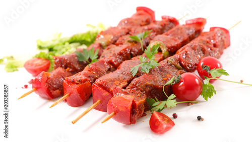 Foto beef skewer marinated on white background