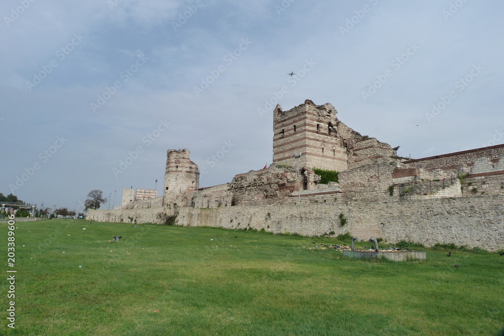 Theodosianische Mauer mit Flugzeug in Istanbul Theodosianische Mauer mit Flugzeug in Istanbul