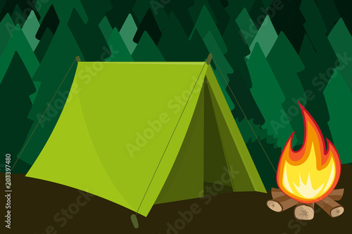 Zelt im Wald mit Feuer