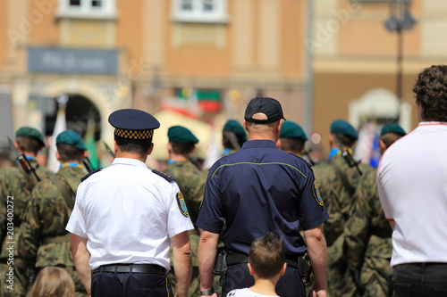 Policja, Straż Miejska stoi za żołnierzami Wojska Polskiego.