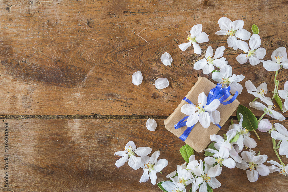 Obraz premium Greeting card with gift box and apple blossom