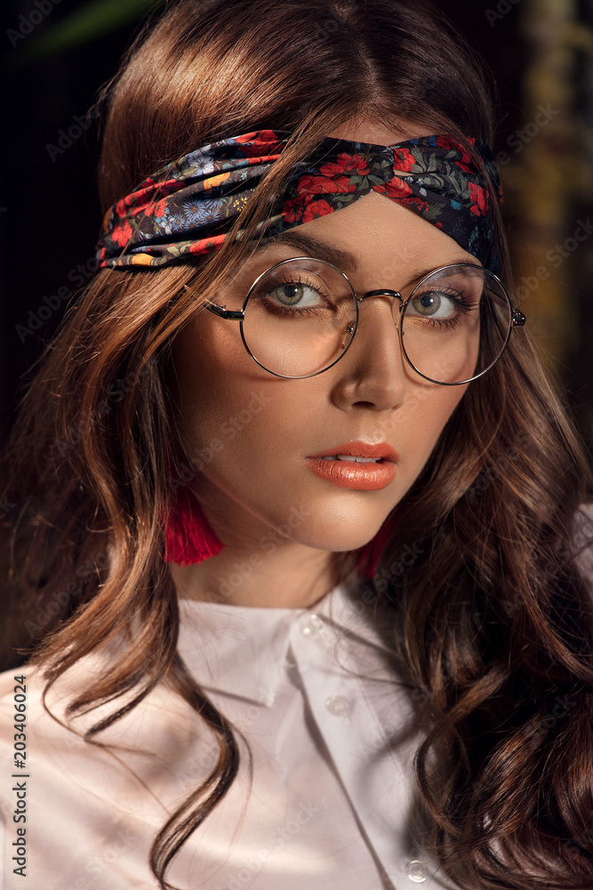 Naklejka premium Retro female model posing in eyeglasses.