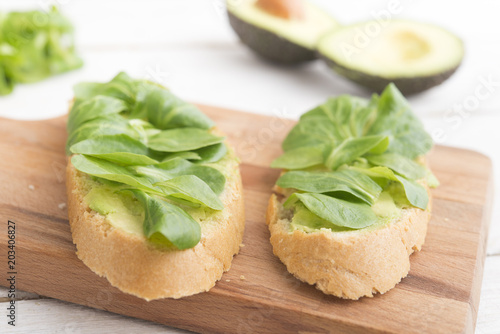 bread lettuce and avocado