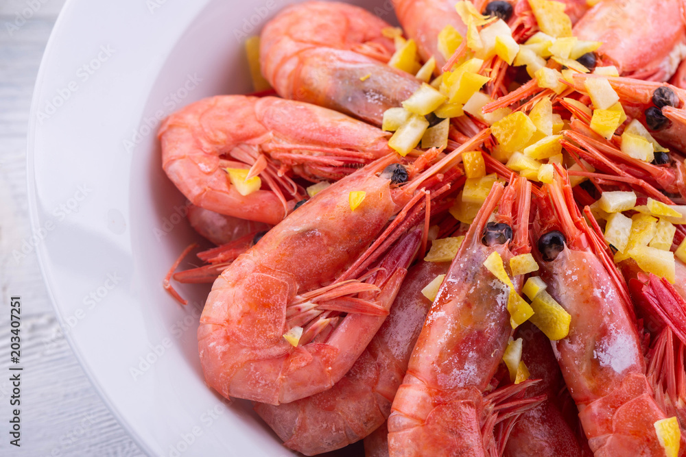 The shrimps cooked in lemon sauce are served with a lemon dried peel The shrimps cooked in lemon sauce are served with a lemon dried peel