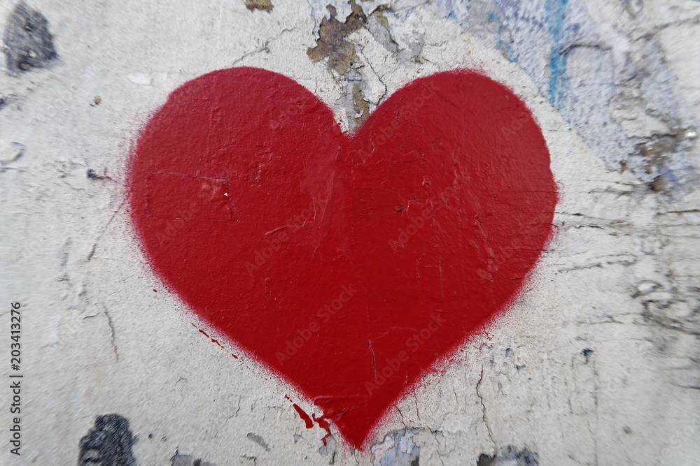 Coeur rouge sur un vieux mur blanc, graffiti dans la rue Coeur rouge sur un vieux mur blanc, graffiti dans la rue