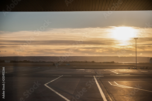 Piste atterrissage aéroport vue coucher soleil