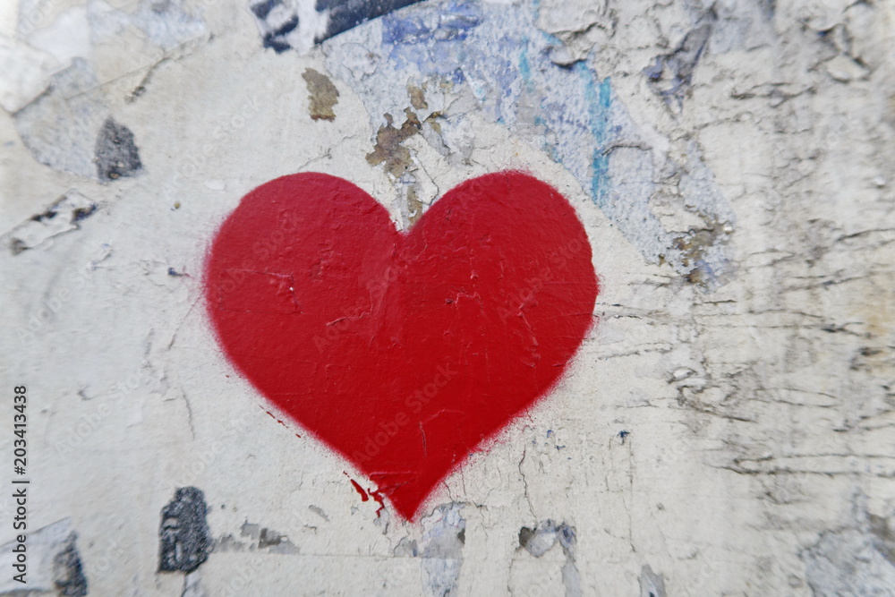 Coeur rouge sur un vieux mur blanc, graffiti dans la rue