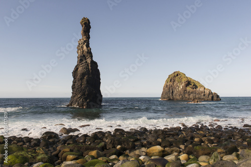 Rocas en el mar en la isla de Madeira, Portugal