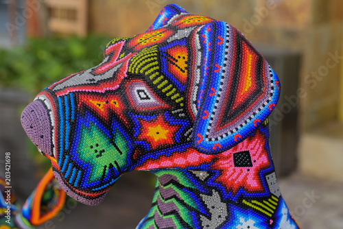 Mexikanische Huichol Kunst, Hund aus bunten Perlen