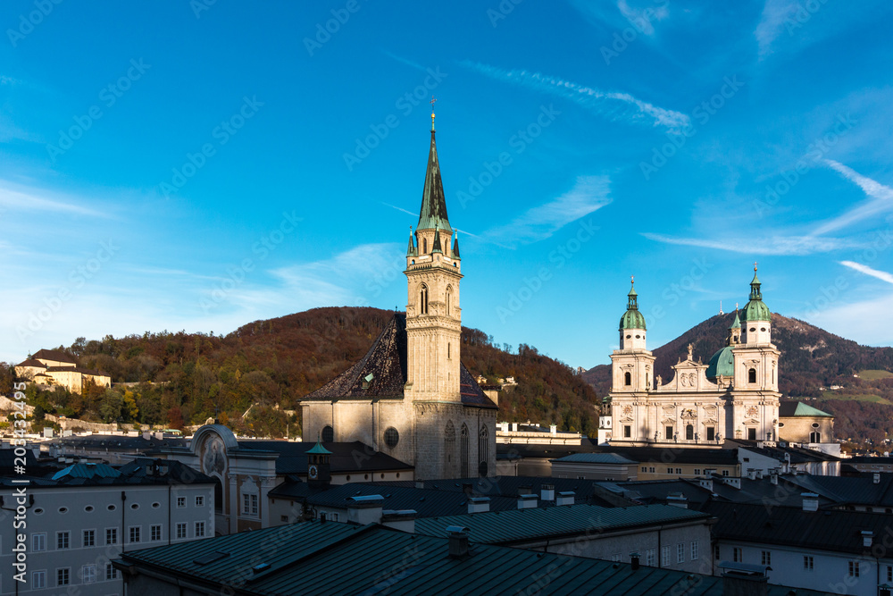 Blick auf den Salzburger Dom und der Franziskanerkirche, Salzburg, Österreich