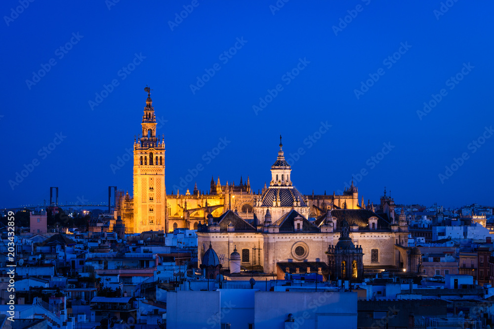 Fototapeta premium panoramiczny widok na panoramę Sewilli z wieżą Giralda w tle, Hiszpania