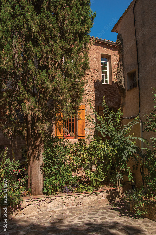 View of stone houses in a narrow alley, at the gorgeous medieval hamlet of Les Arcs-sur-Argens. Located in the Provence region, Var department, southeastern France