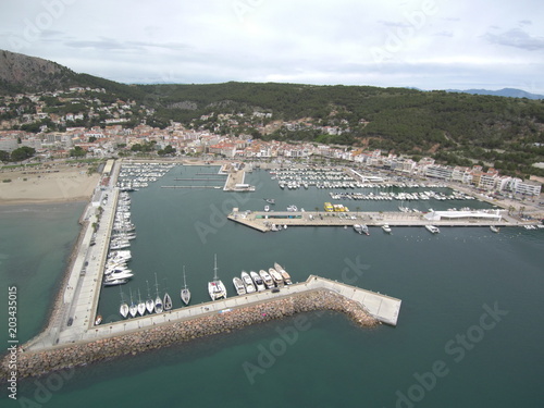 Drone en el Estartit y Islas Medas, localidad costera del Emporda en Gerona, Costa Brava (Cataluña,España). Fotografia aerea con Dron.