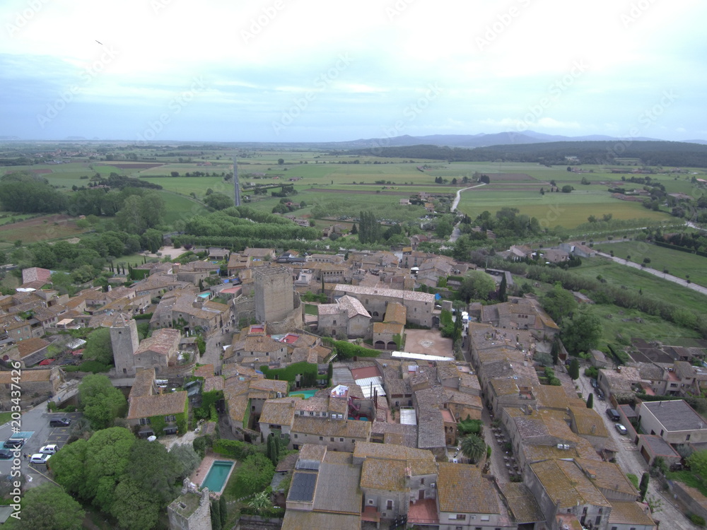 Drone en Peratallada, pueblo del Emporda  en Girona, Costa Brava (Cataluña,España). Fotografia aerea con Dron.