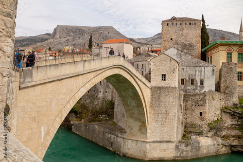 Berühmte Brücke von Mostar - Stari Most mit Fluß Neretva photo