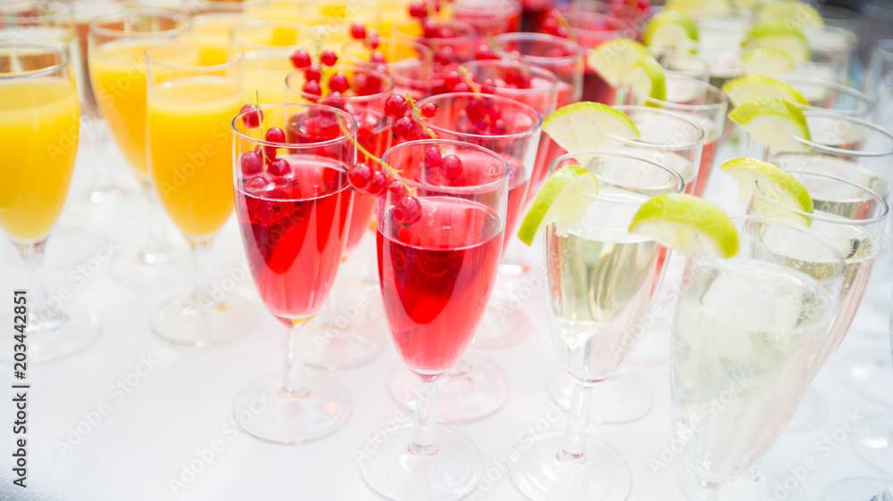 Glas, Tinken, Champagner, Sekt, Wein, Coctail, Sommer, Feiheit, Party, Zitrone, Johannisbeere, Bar, prickelnd, erfrisched, fruchtig