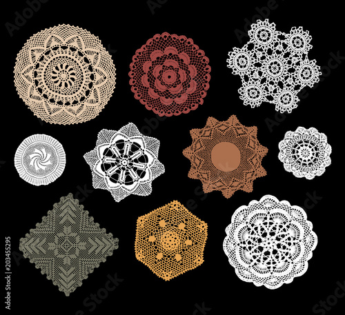 Round lace napkin