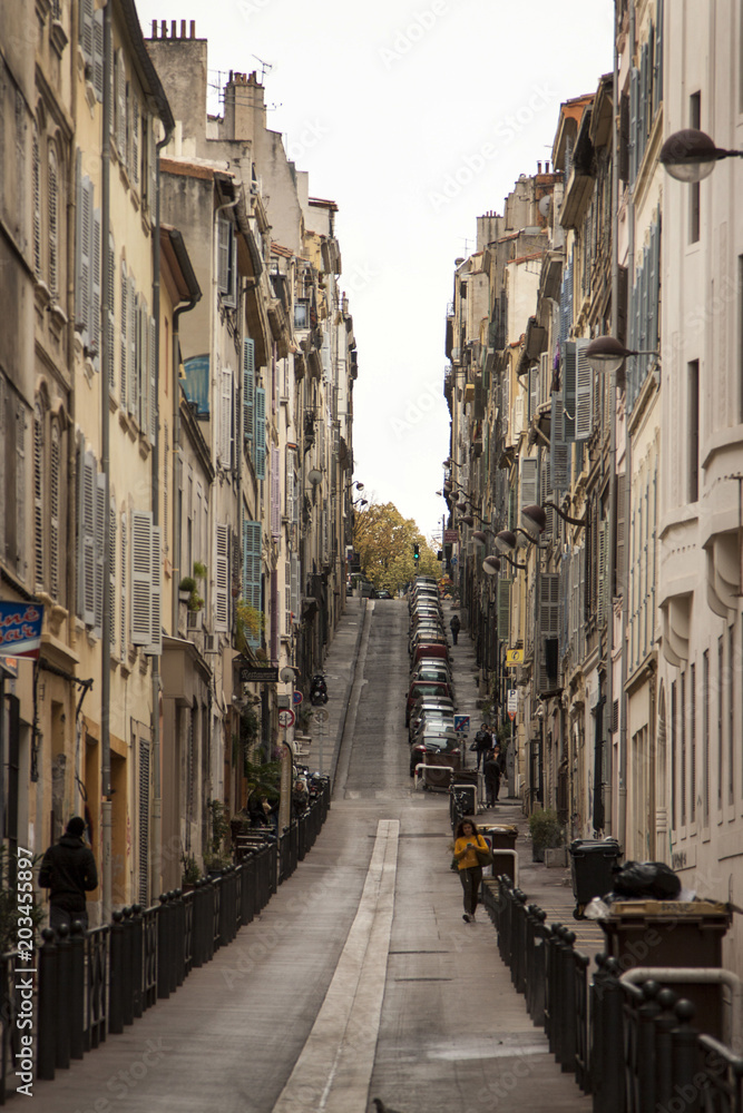 Francia, Marsiglia. Una via del centro con palazzi.