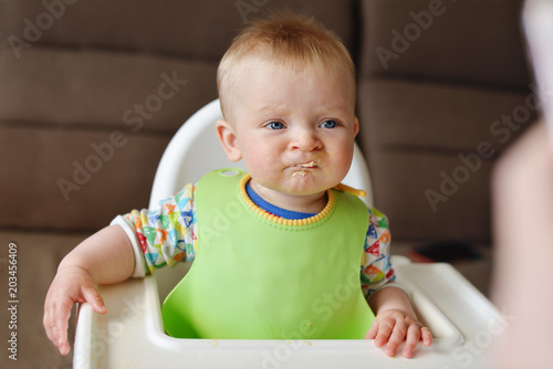 Slika na platnu baby refuse to eat a meat