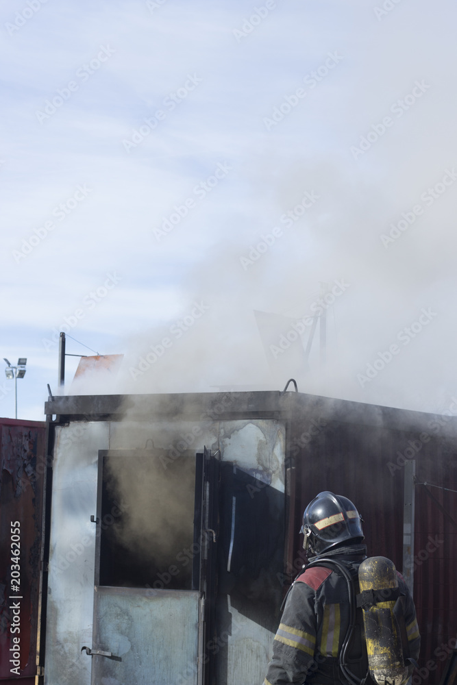 Naklejka premium Fireman fire training station drill