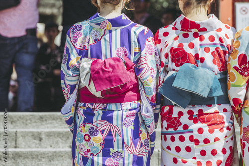 京都の観光を楽しむ人々